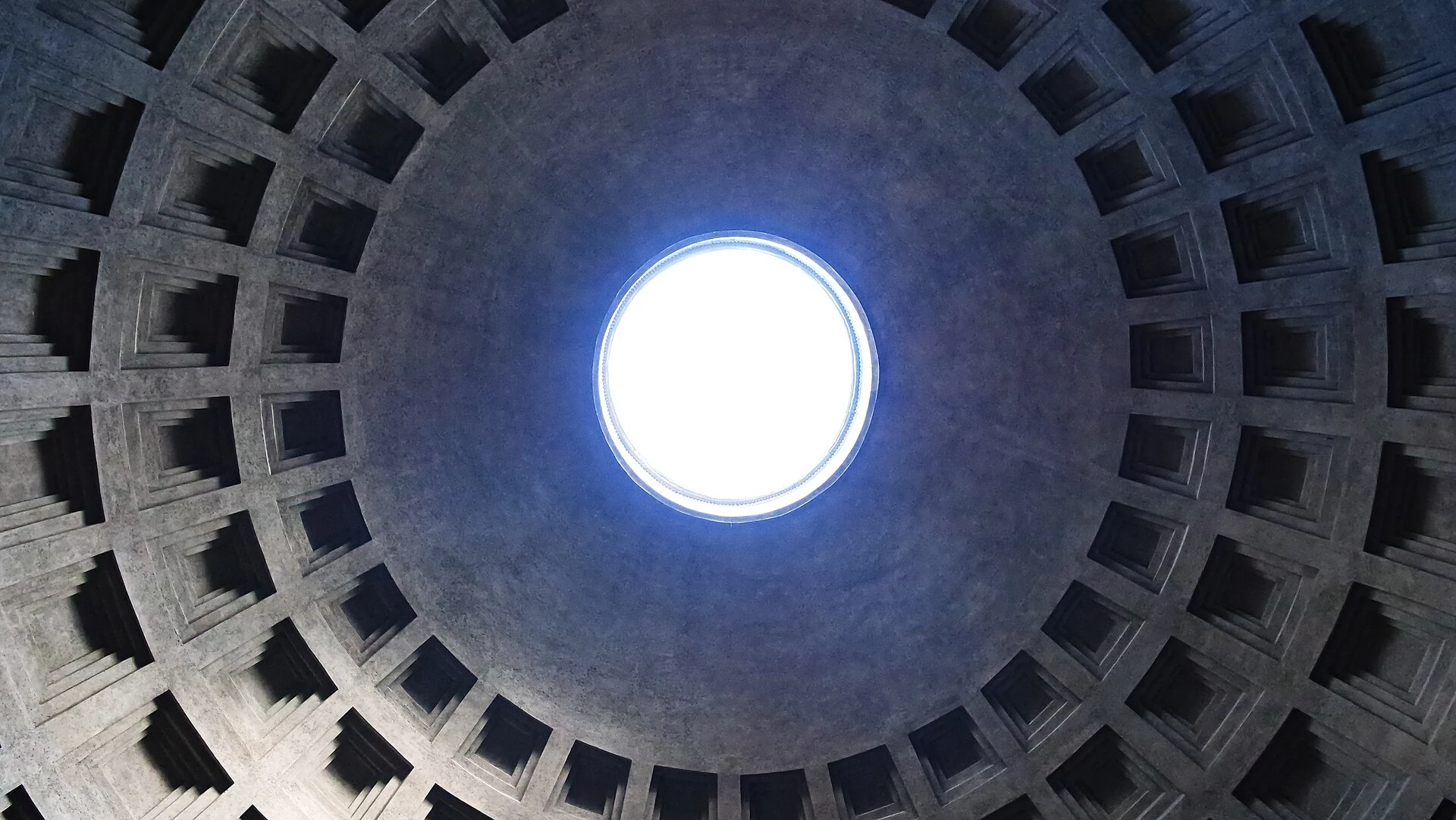 Vista hacia la cúpula del Panteón: casetones concéntricos y un óculo abierto al cielo.