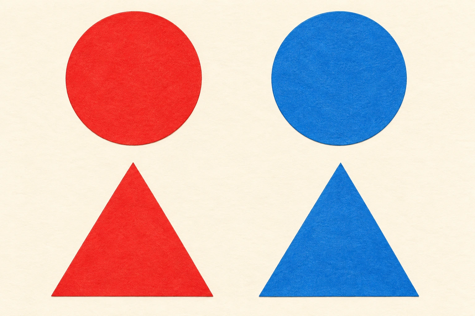 Quattro carte separate: cerchio rosso, cerchio blu, triangolo rosso e triangolo blu.